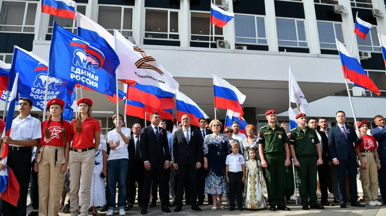 На Главной Городской Площади Краснодара Торжественно Подняли Государственный Флаг России