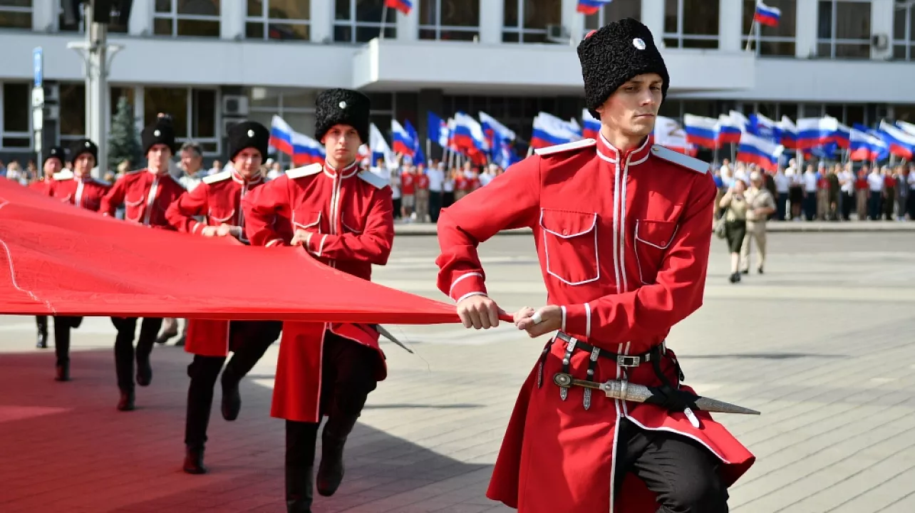 На Главной Городской Площади Краснодара Торжественно Подняли Государственный Флаг России