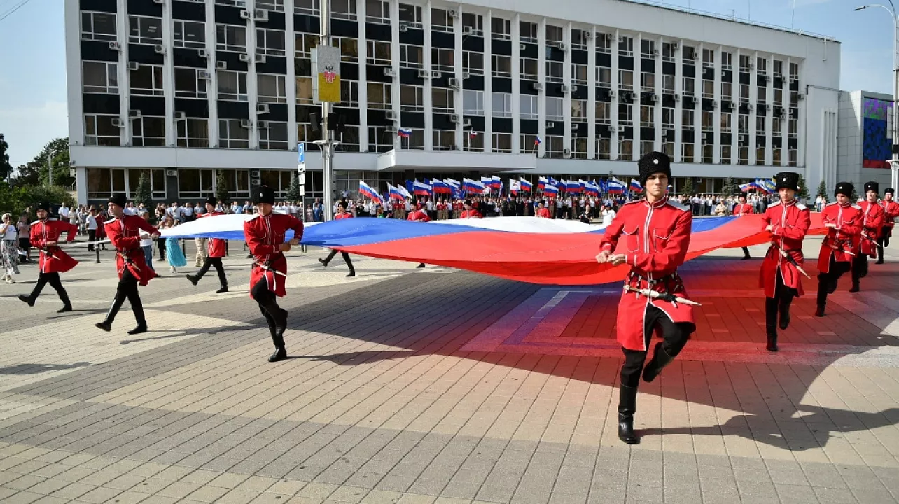 На Главной Городской Площади Краснодара Торжественно Подняли Государственный Флаг России