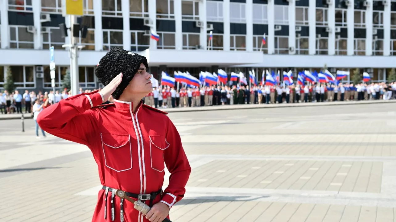 На Главной Городской Площади Краснодара Торжественно Подняли Государственный Флаг России