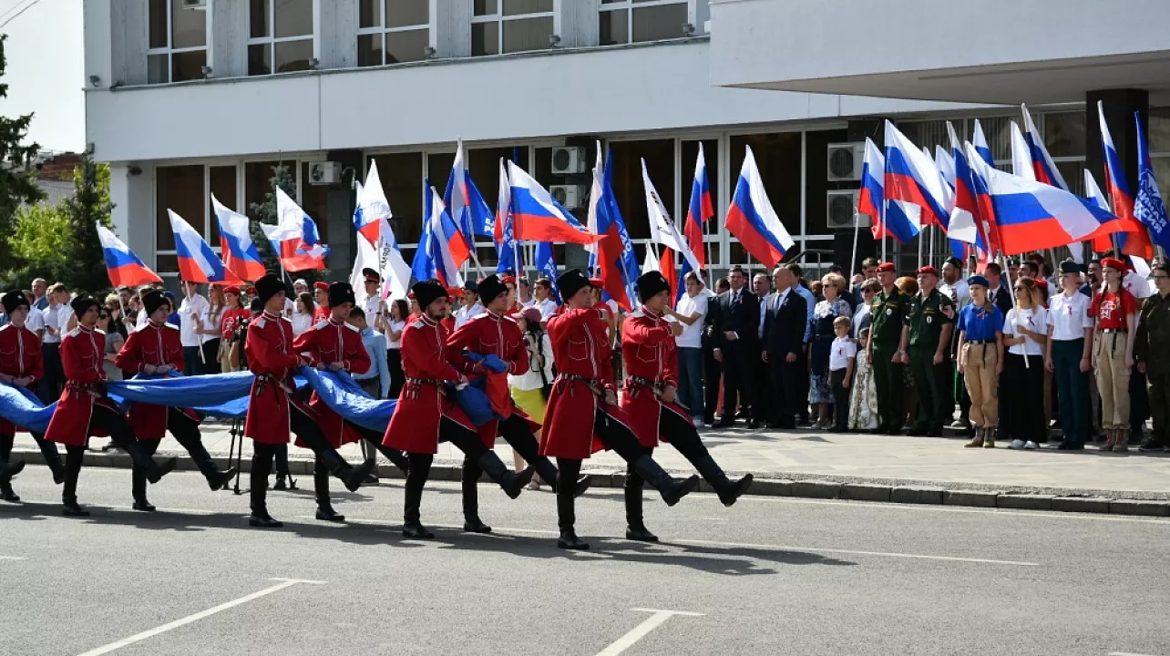 На Главной Городской Площади Краснодара Торжественно Подняли Государственный Флаг России