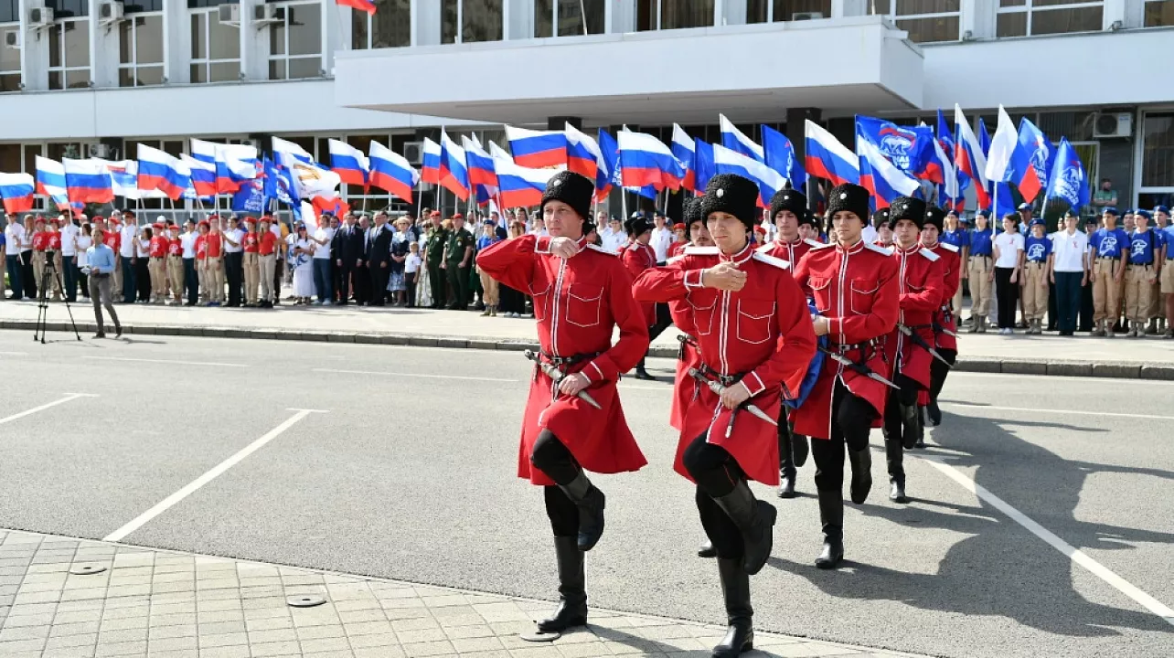 На Главной Городской Площади Краснодара Торжественно Подняли Государственный Флаг России