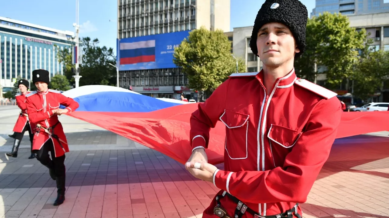 На Главной Городской Площади Краснодара Торжественно Подняли Государственный Флаг России