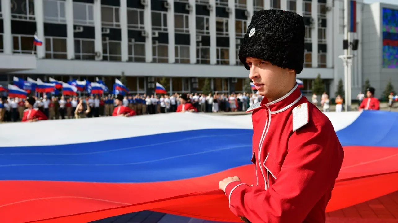 На Главной Городской Площади Краснодара Торжественно Подняли Государственный Флаг России